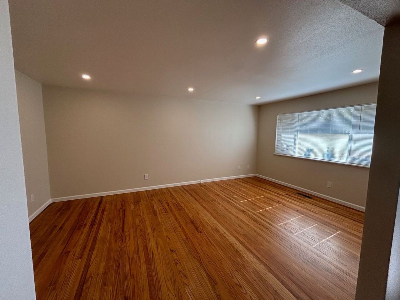 2525 Tamarisk Dr - Photo 4 of 18