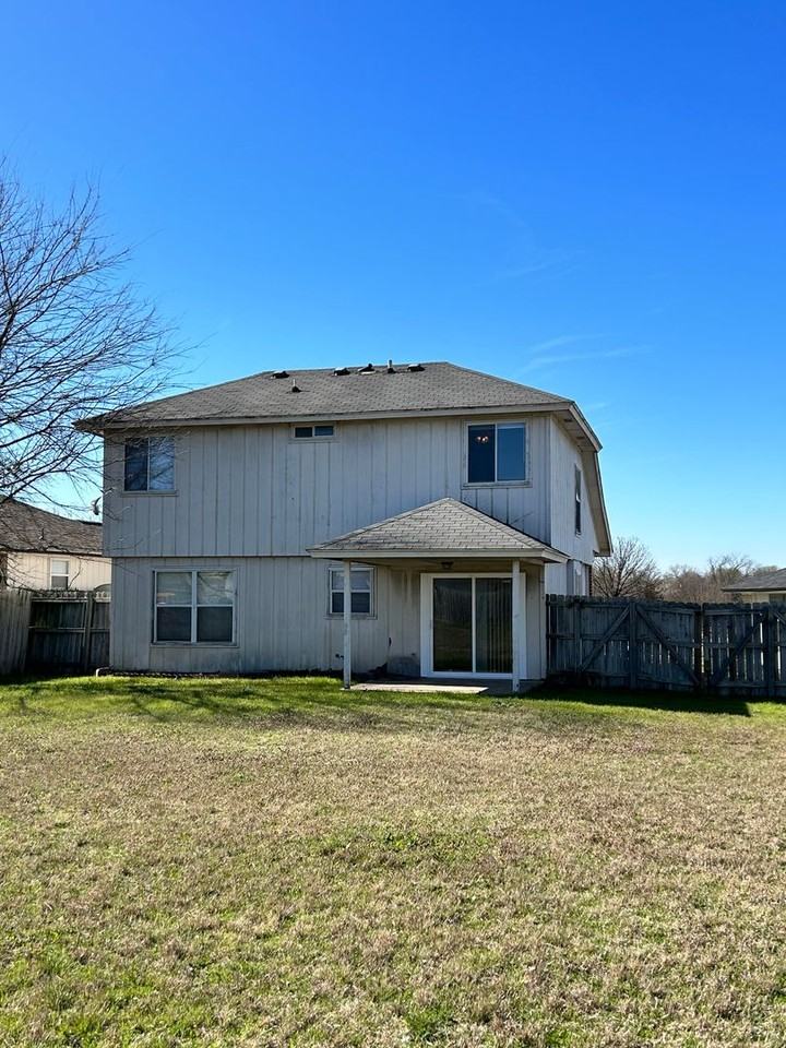 2203 Tracey Ann Ln - Photo 2 of 18