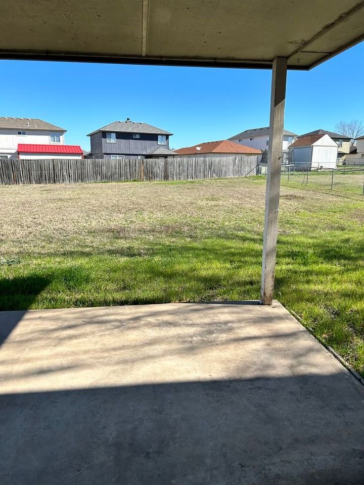 2203 Tracey Ann Ln - Photo 3 of 18