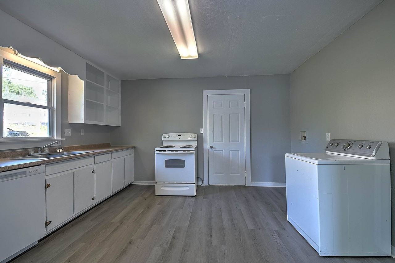 304 North Hardin Street - Photo 3 of 24