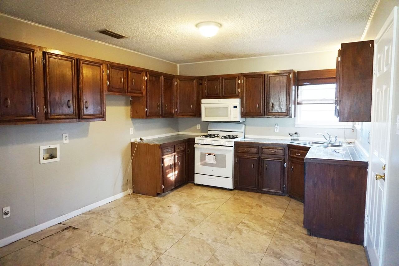 3801 32nd St - Photo 3 of 9