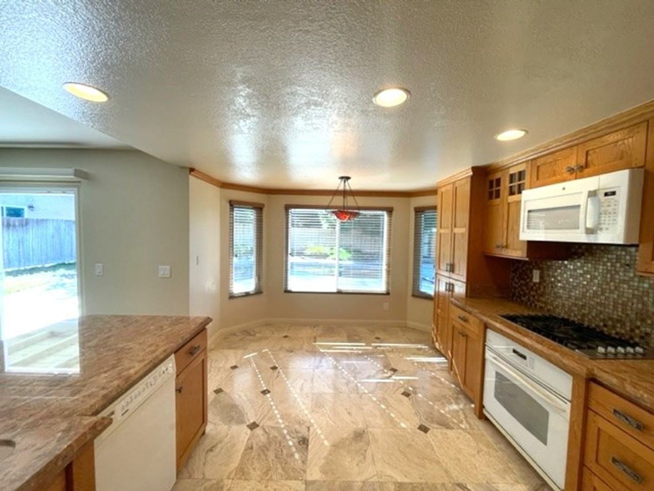 526 Trailridge Dr - Photo 4 of 25