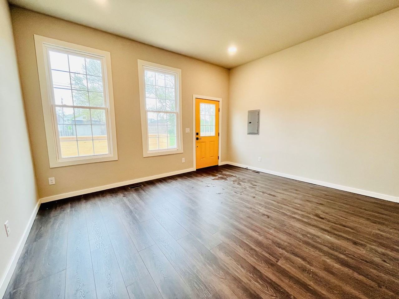 714 E Coke Aly - Photo 3 of 20