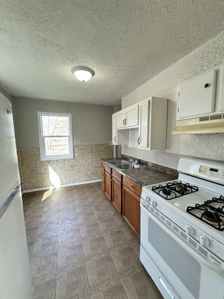 1621 N Olive St - Photo 2 of 9