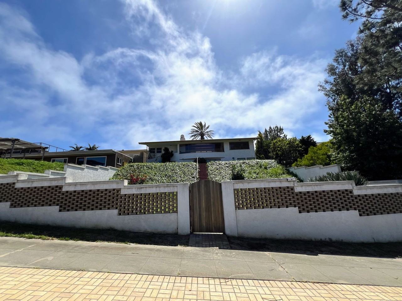 1130 Barcelona Dr - Photo 2 of 24