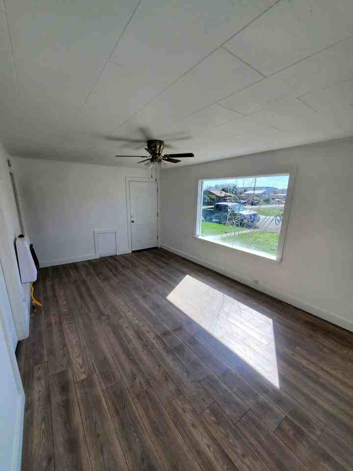 347 Ne 6th St - Photo 2 of 6