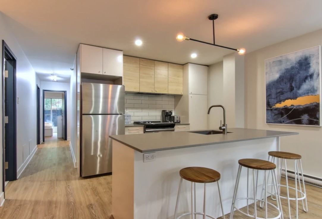3413A Rue Hutchison - Photo 3 of 9