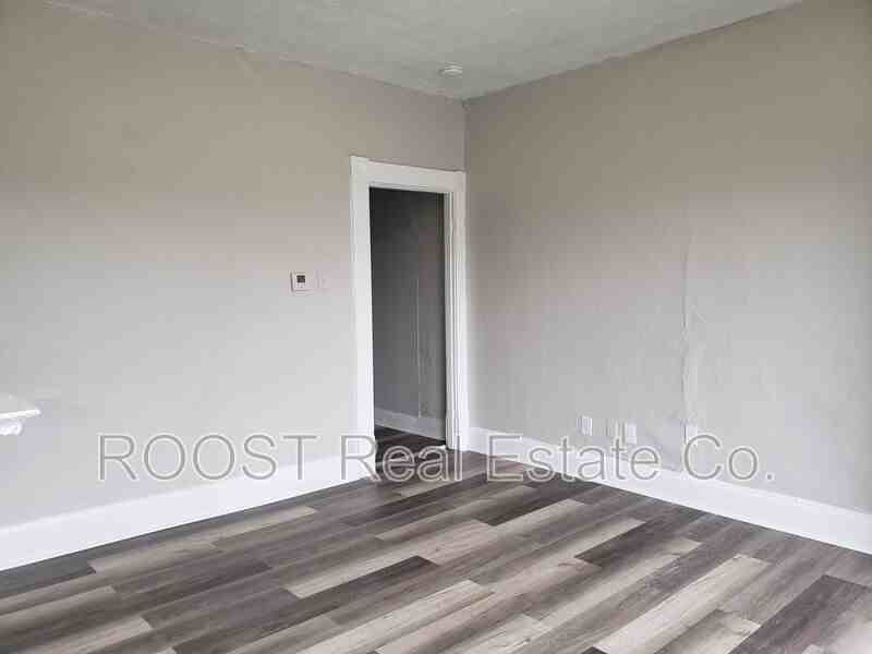 521 E Starr Ave - Photo 3 of 11