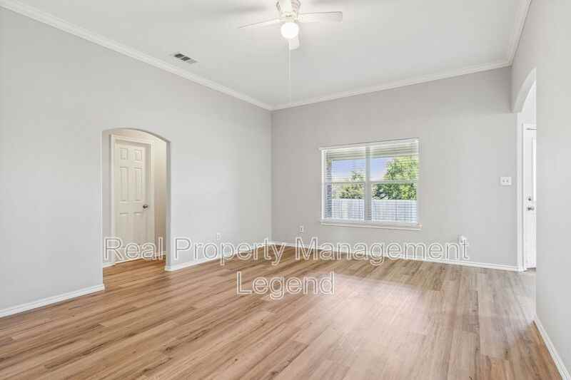 110 Magnolia St - Photo 4 of 27