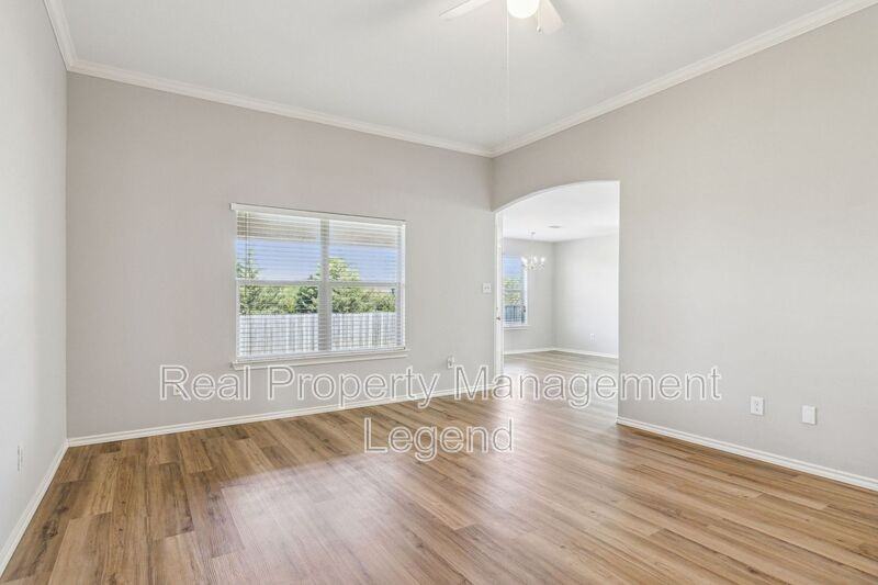 110 Magnolia St - Photo 5 of 27
