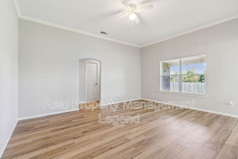 110 Magnolia St - Photo 7 of 27