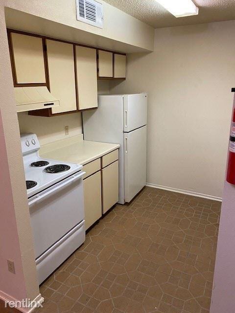 Live Oak Manor Apts - Photo 2 of 6