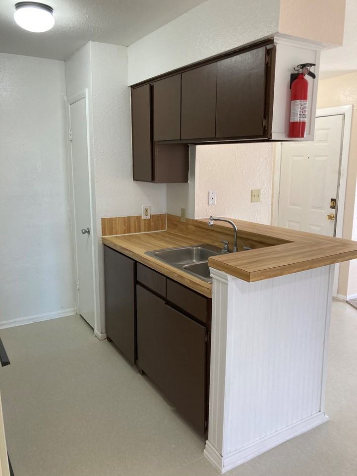 West Columbia Manor - Photo 3 of 6