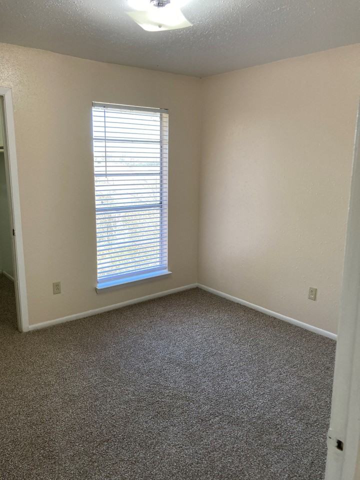 West Columbia Manor - Photo 5 of 6