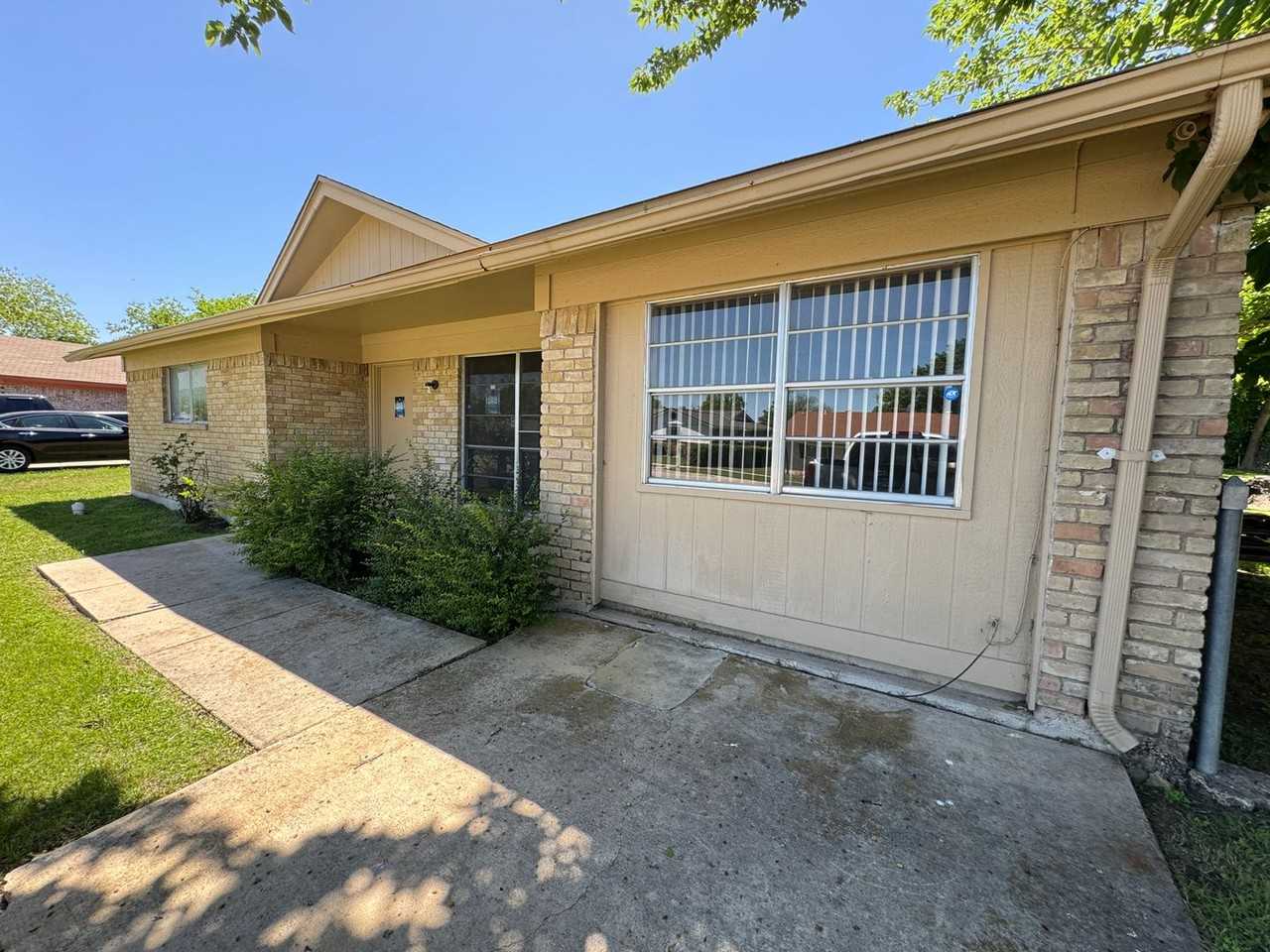 1526 Leader Dr - Photo 2 of 37