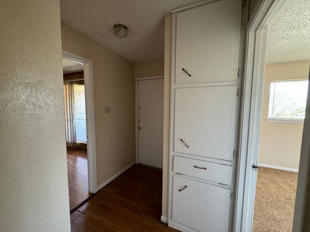 1526 Leader Dr - Photo 4 of 37