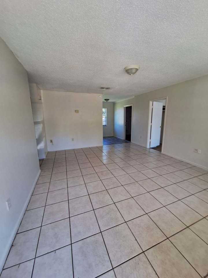 511 65th Avenue Dr W - Photo 2 of 9