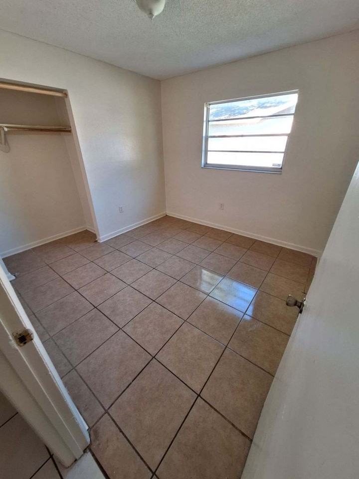 511 65th Avenue Dr W - Photo 3 of 9