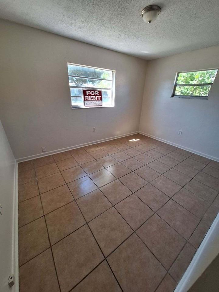 511 65th Avenue Dr W - Photo 4 of 9