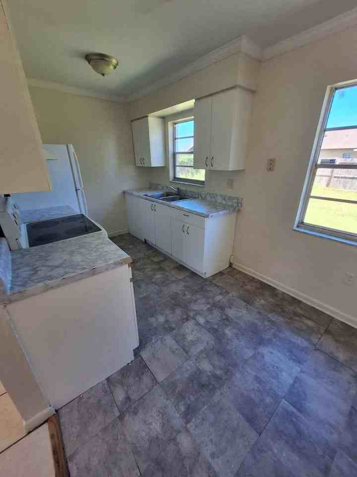 511 65th Avenue Dr W - Photo 6 of 9