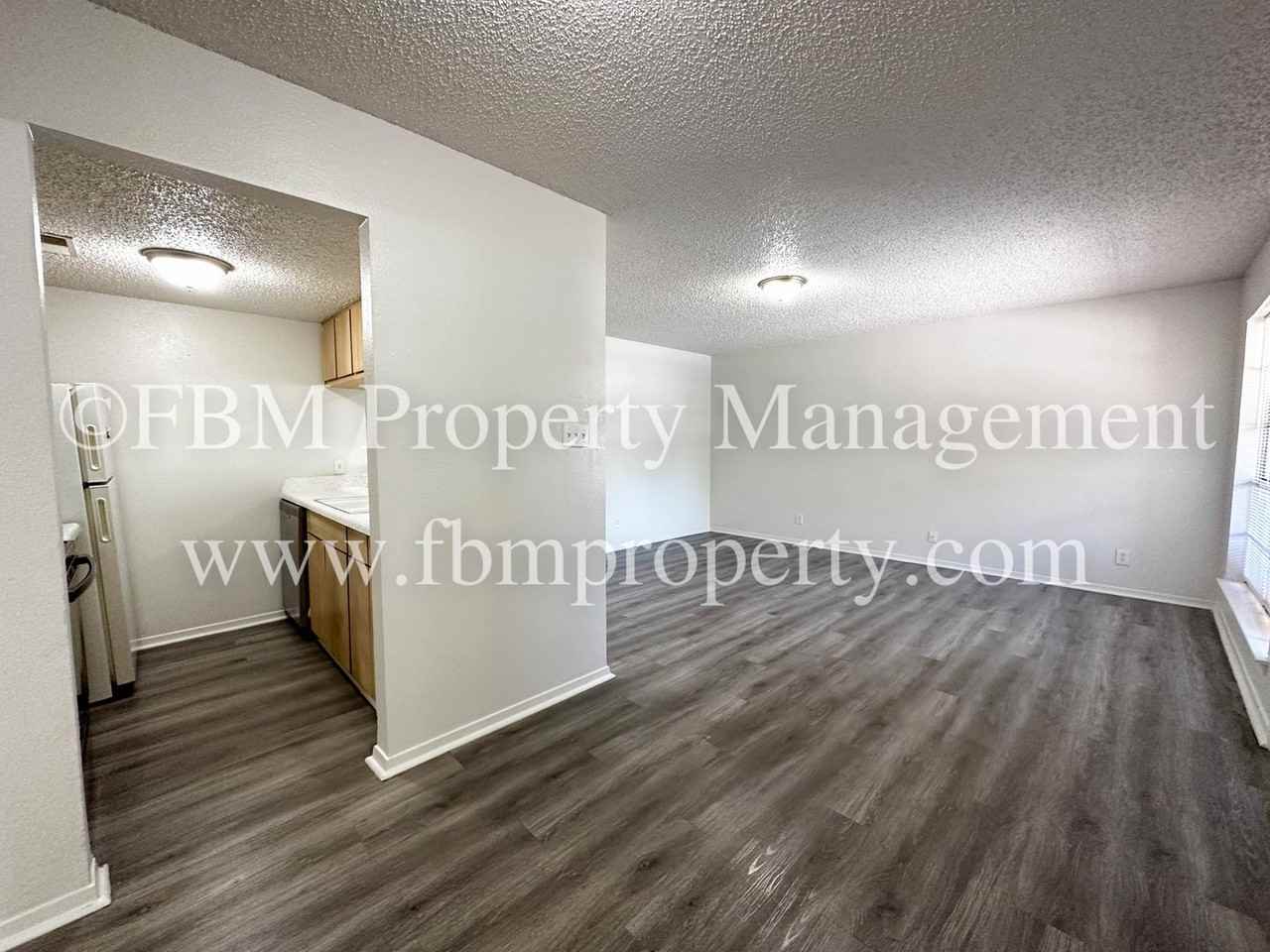 800 N Clay St #B - Photo 4 of 11