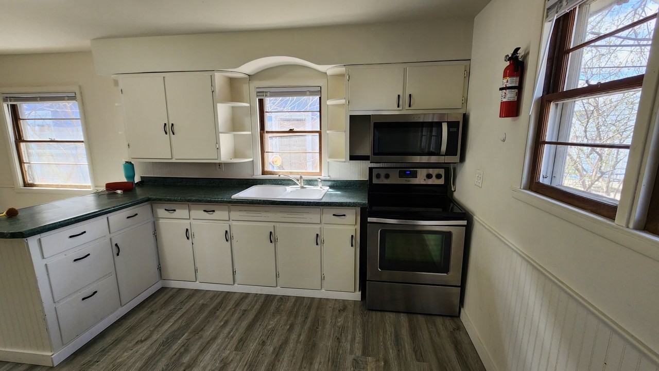 1915 Wood St - Photo 2 of 12