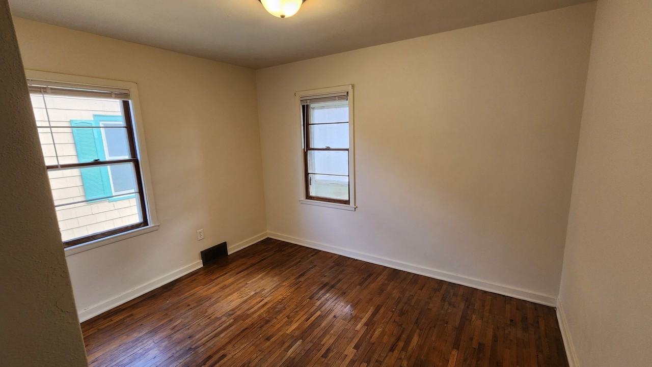 1915 Wood St - Photo 4 of 12