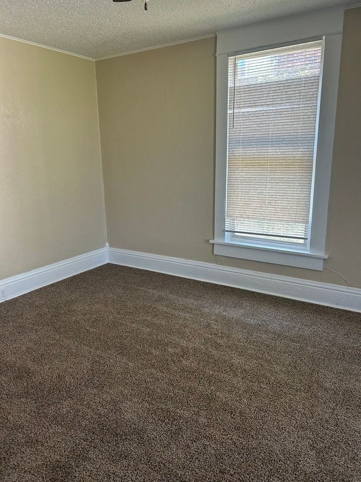 1614 S Jackson St - Photo 6 of 11