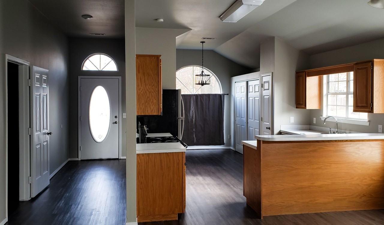 1495 N Greenleaf Dr - Photo 2 of 11