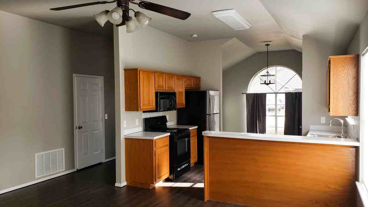 1495 N Greenleaf Dr - Photo 4 of 11