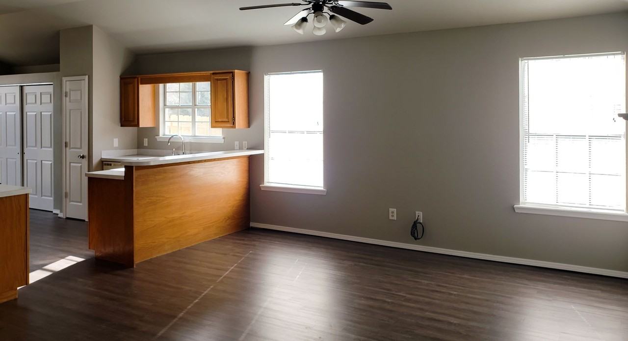 1495 N Greenleaf Dr - Photo 6 of 11