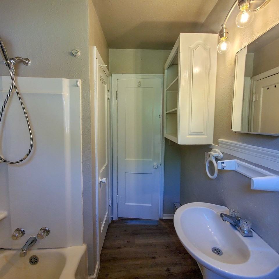 1028 W Wood St - Photo 4 of 31