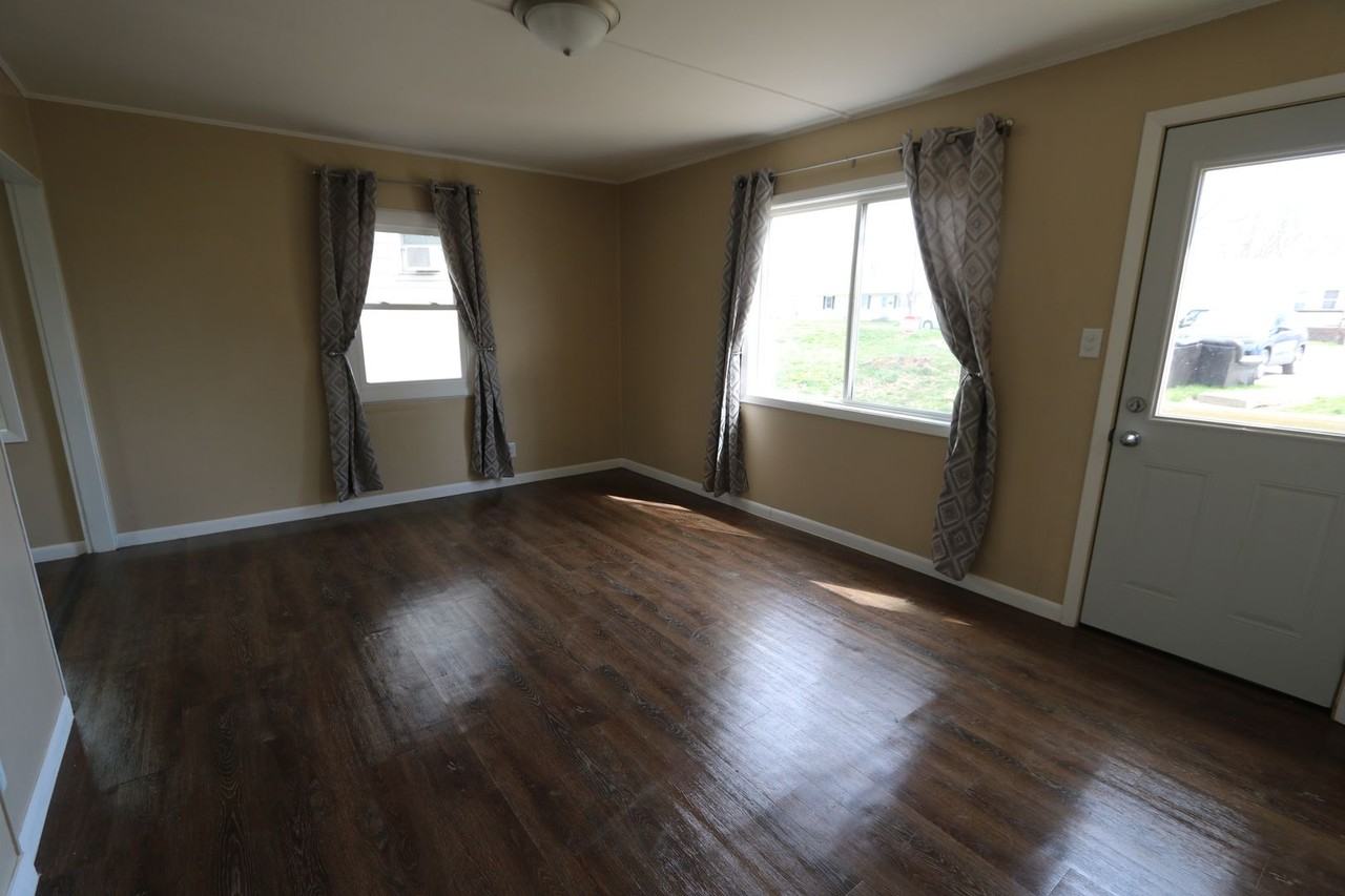 111 Belmont Ct - Photo 3 of 15