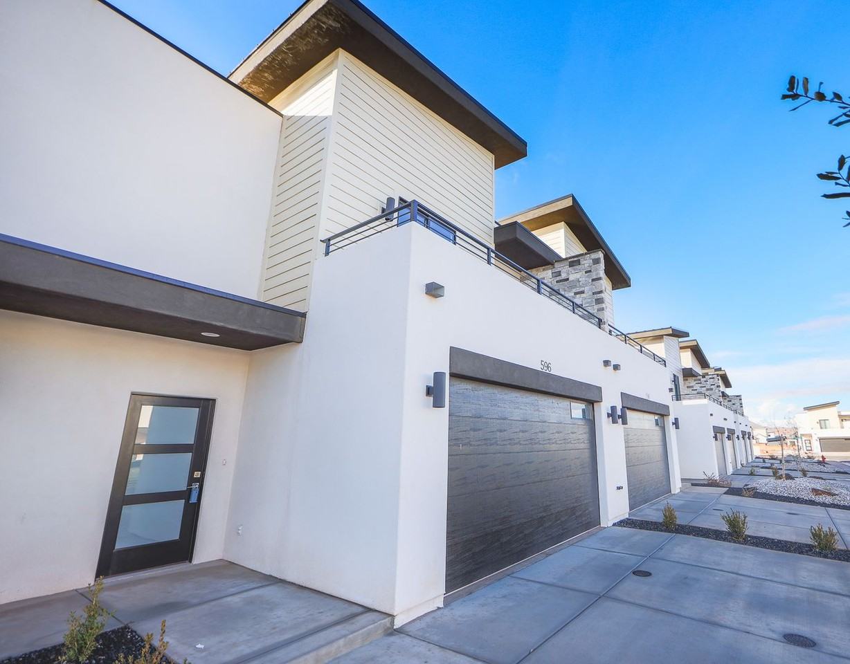 596 E Elmbrook Dr - Photo 2 of 38