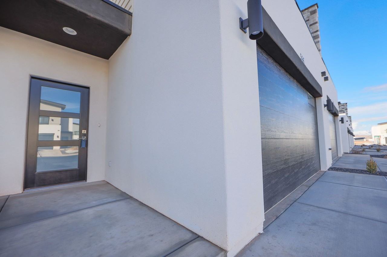 596 E Elmbrook Dr - Photo 3 of 38