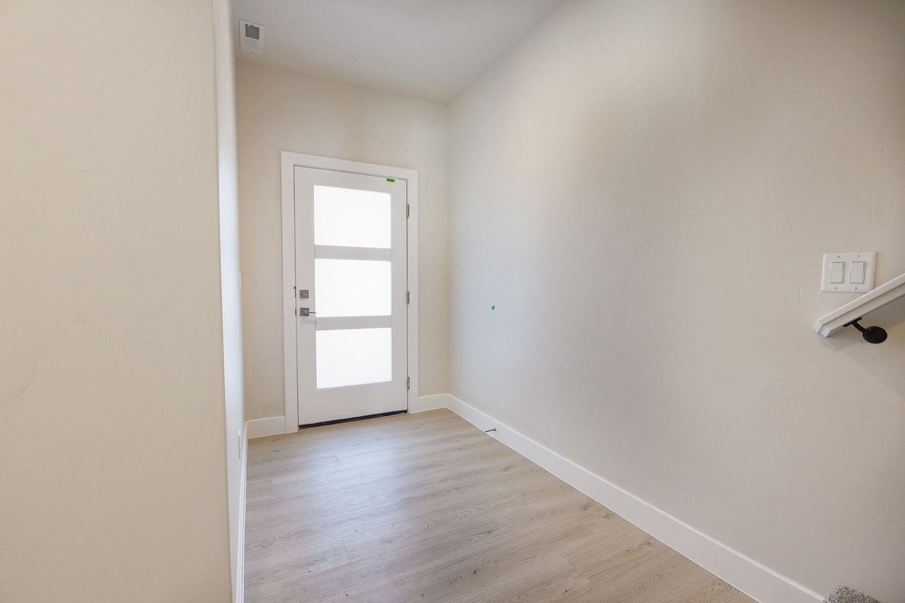 596 E Elmbrook Dr - Photo 4 of 38