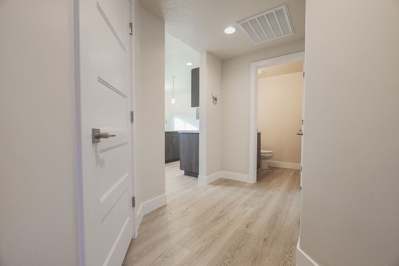 596 E Elmbrook Dr - Photo 7 of 38