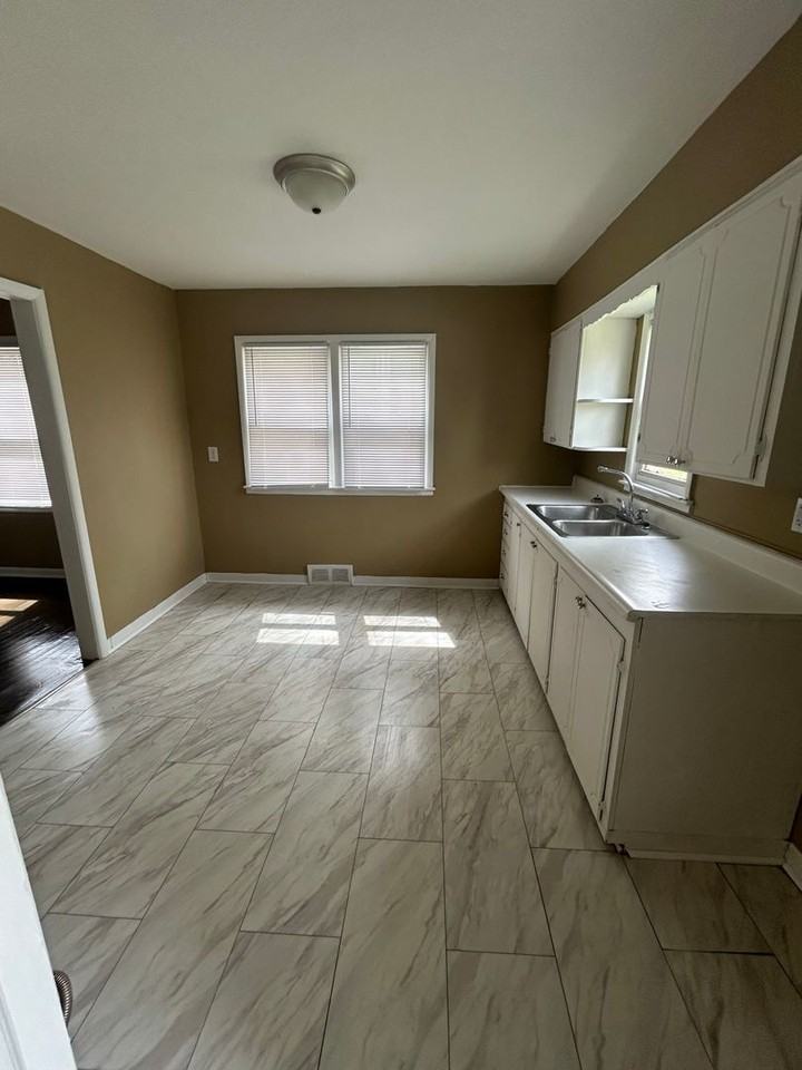 1116/1118 N Union St Duplex - Photo 3 of 10