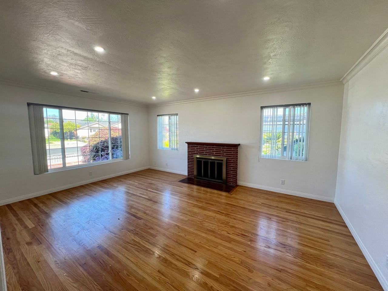 860 S Daniel Way - Photo 3 of 31