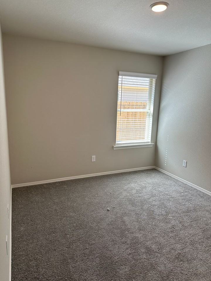 1111 Highgarden Dr - Photo 4 of 16