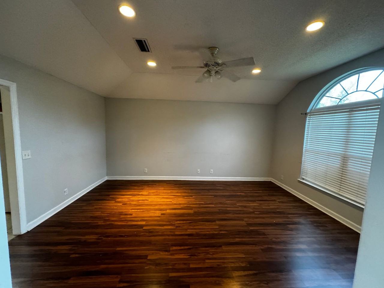 199 Sarah Dr - Photo 3 of 12