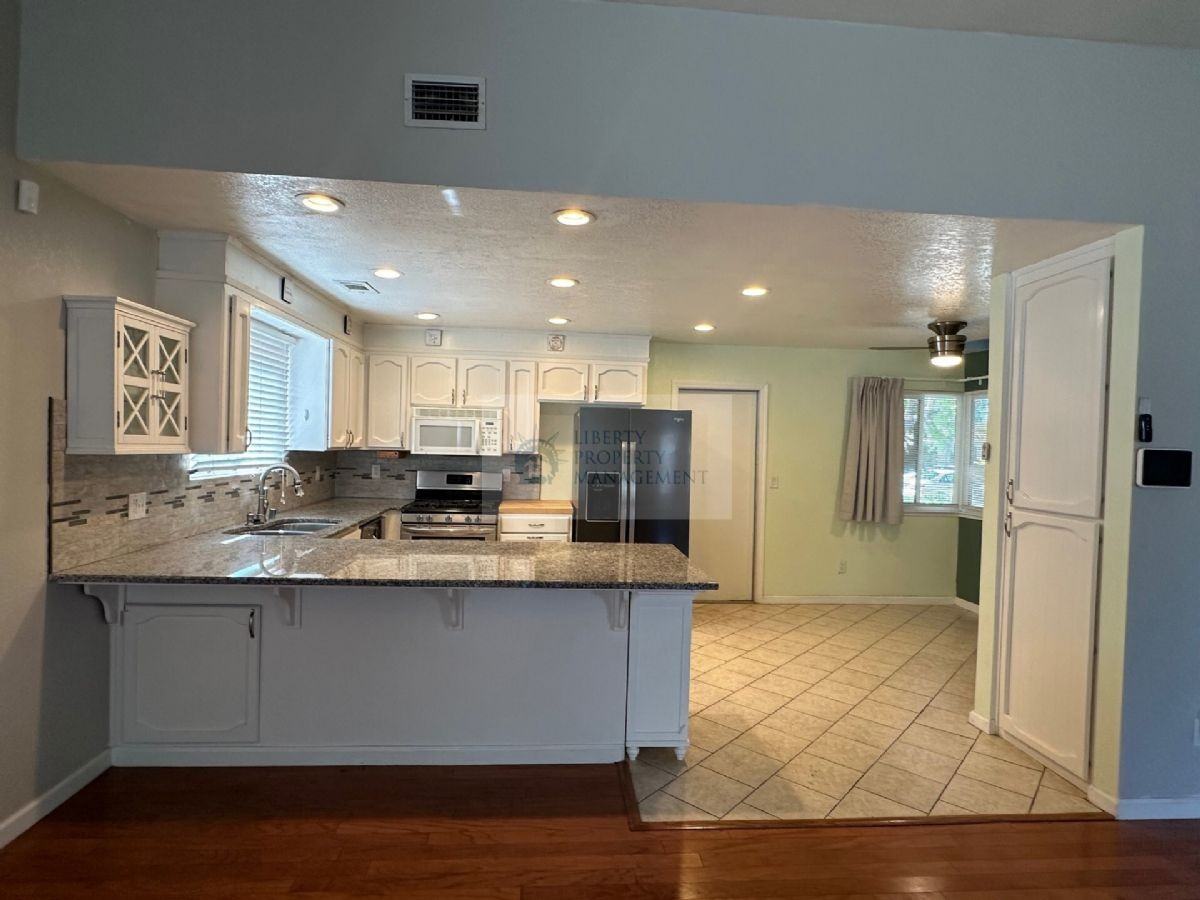 3249 Larchmont Dr #NA - Photo 3 of 11