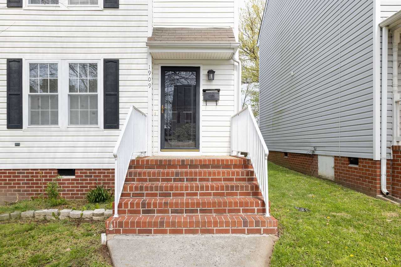 1909 Porter St - Photo 3 of 31