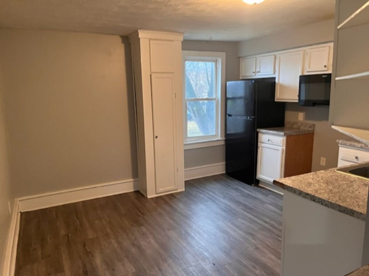 1108 N Gaines St - Photo 3 of 6