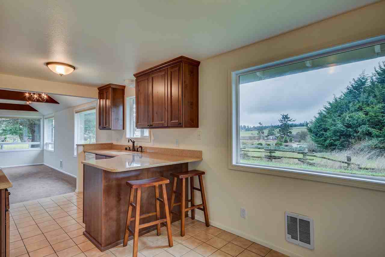 90 Vine St - Photo 5 of 26