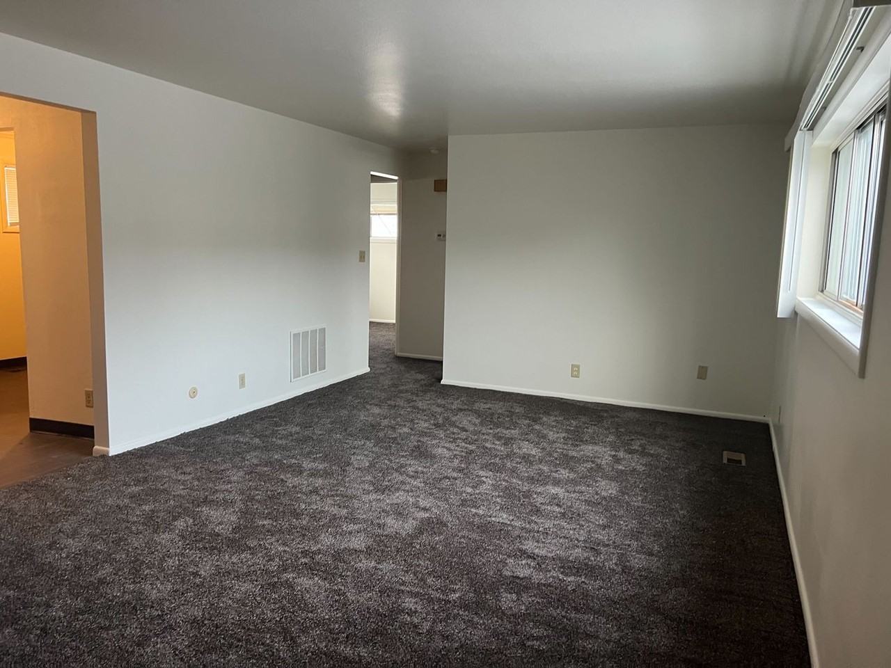 2 bedroom, 1 bathroom apartment - Photo 2 of 17