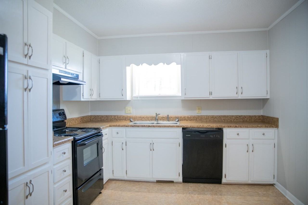814 Mark St Sw - Photo 2 of 12