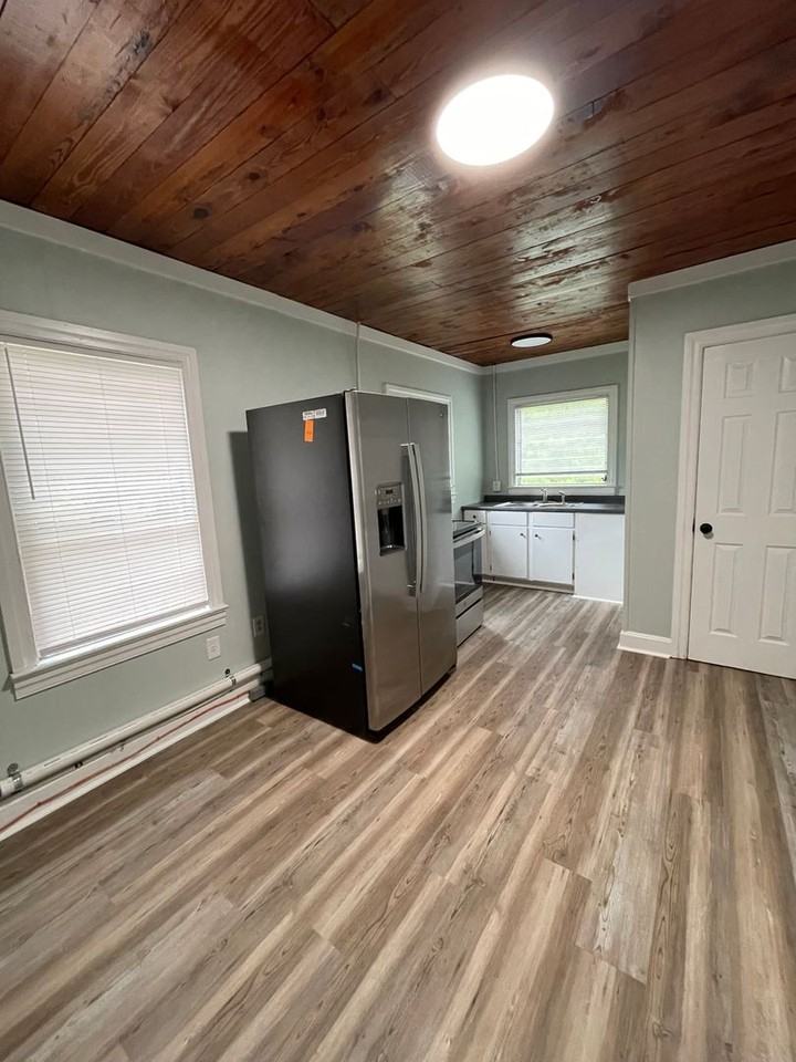 203 6th Ave #B - Photo 5 of 9