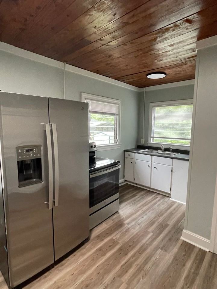 203 6th Ave #B - Photo 2 of 9