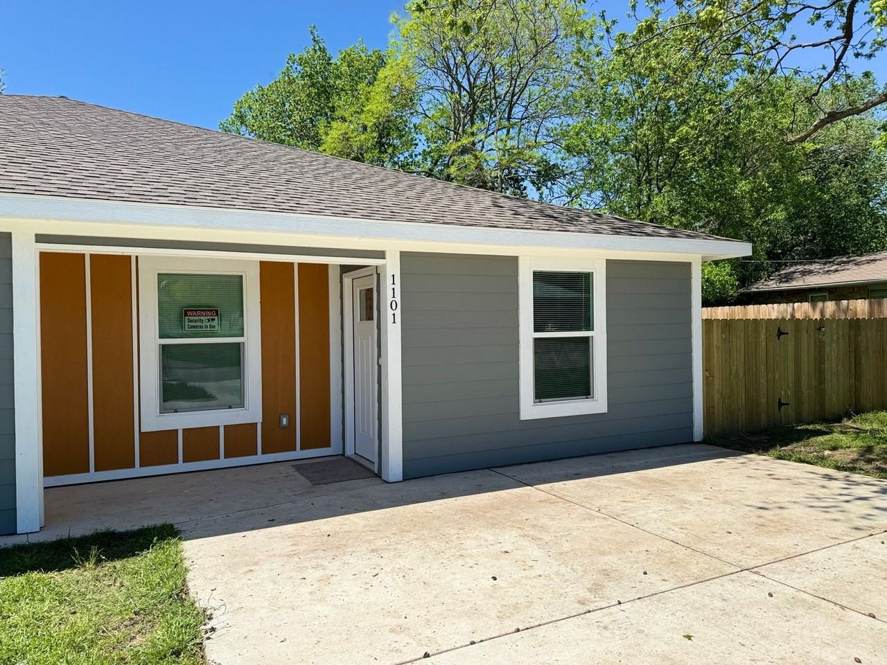 1101 Hailey Splawn Duplex - Photo 3 of 16